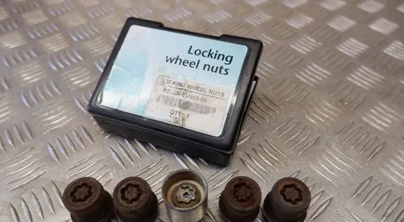 Lexus RX III Anti-theft wheel nuts and lock PZ4AKEV90600 PZ4AKEV906