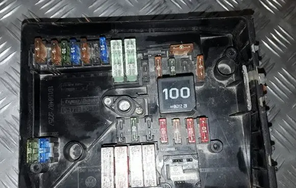 Volkswagen Golf V Fuse module 017181301 1K0937125