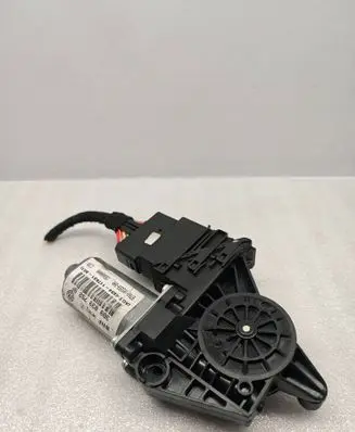 Volkswagen PASSAT B5.5 Rear door window regulator motor 3B9839752BF 195000000 9700105559300