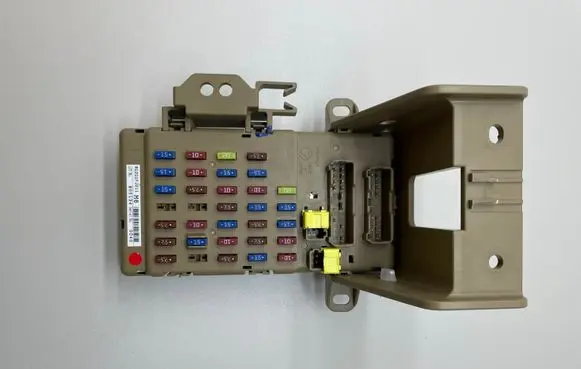 Subaru Forester SJ Fuse module 82201FJ211 805134 0040