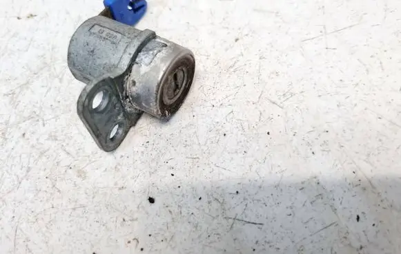 Chevrolet Cobalt Front door lock (next to the handle) 698S1