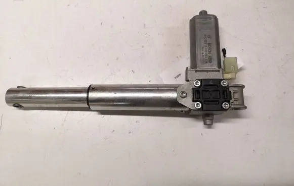 BMW 5 E60 E61 Seat adjustment motor 0390203234 8321087