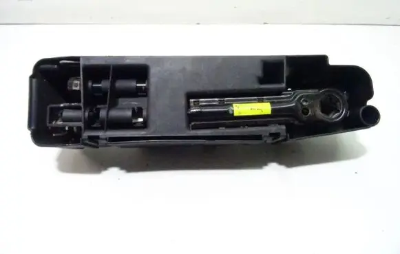 Renault Megane I Spare wheel mounting bracket 