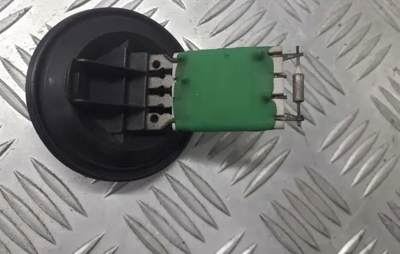 Volkswagen Polo IV 9N3 Heater blower fan relay 