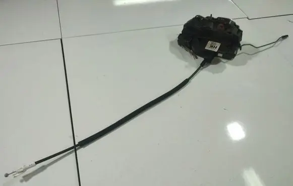 Opel Insignia A Front door lock 13579522