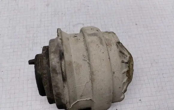 Mercedes-Benz E W211 Engine mount bracket