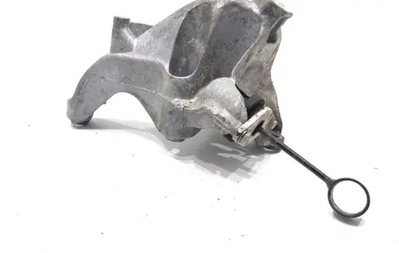 Engine mounting bracket