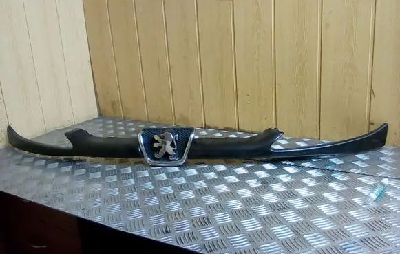 Peugeot 206 Front bumper upper radiator grill 9628691277