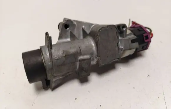 Volkswagen PASSAT B5 Ignition lock 4D0905851