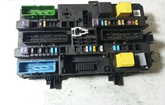 Opel Zafira B Fuse module 13220829 5DK00866943