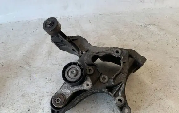 Renault Scenic I Power steering pump mounting bracket 