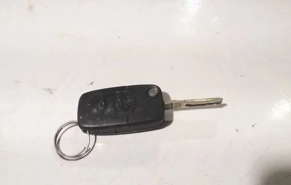 Audi A6 S6 C5 4B Ignition key/card 