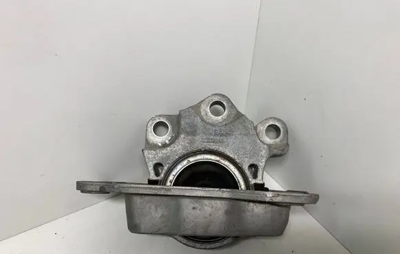 Volvo XC90 Engine mount bracket 31339949