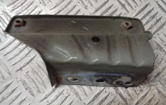 Nissan Qashqai+2 Fender mounting bracket