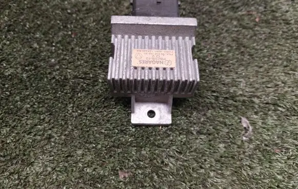 Jaguar XF X250 Glow plug pre-heat relay 9663824880