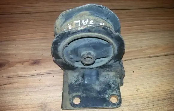 Mitsubishi Galant Engine mount bracket mr244286