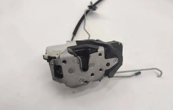 Opel Mokka X Front door lock 13579548