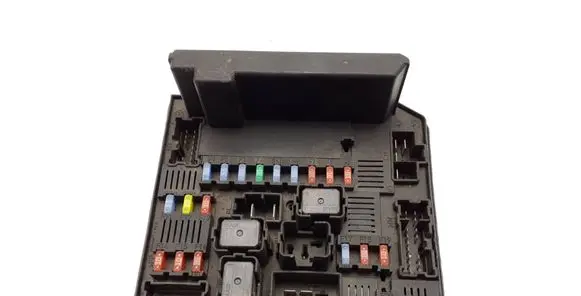 Nissan Qashqai Fuse module 519228324 284B7JD00B