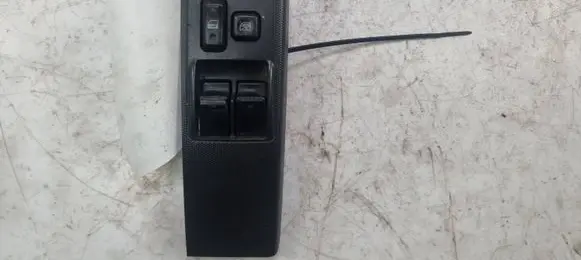 Toyota Corolla Verso E121 Electric window control switch 84820-0F040