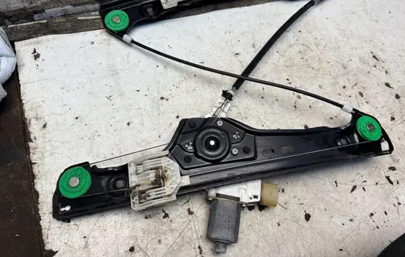 BMW 3 E90 E91 Front door window regulator with motor 7060266