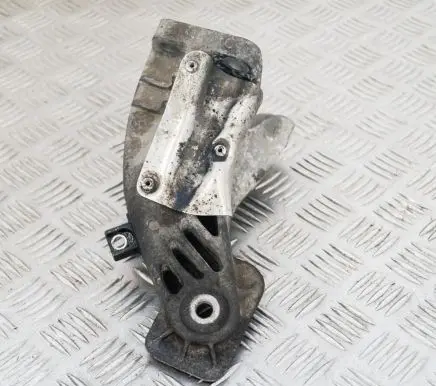 BMW 5 E60 E61 Engine mounting bracket 6777056