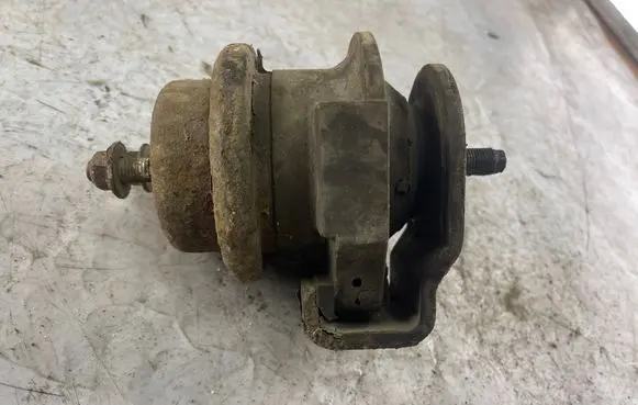 Nissan Patrol Y61 Engine mount bracket