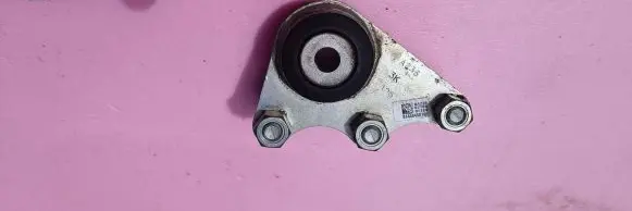 Gearbox mounting bracket