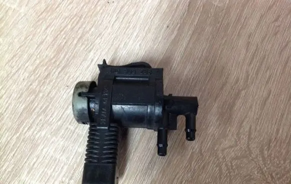 Volkswagen Golf V Turbo solenoid valve 1K0906283A