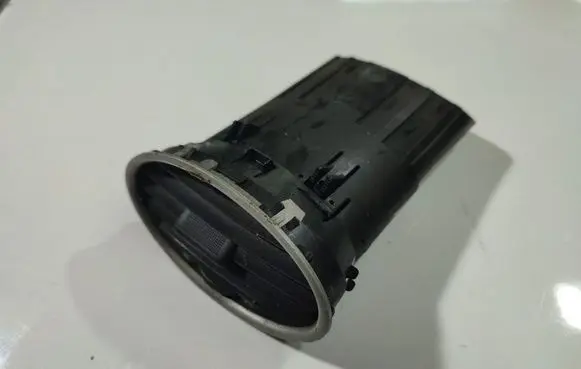 Ford Focus Dash center air vent grill 51A014121AD
