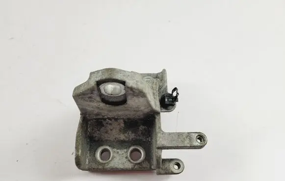 Nissan Pathfinder R52 Engine mounting bracket
