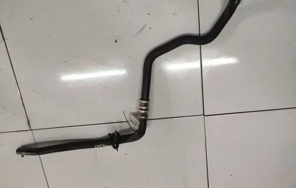 Engine coolant pipe/hose