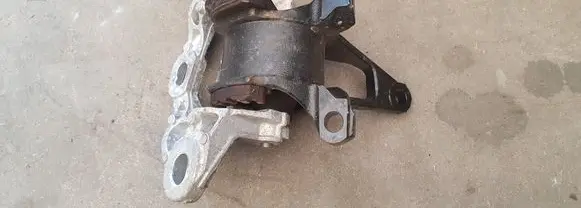 Mazda 6 Engine mount bracket
