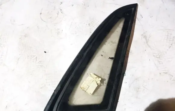 Rear vent window glass