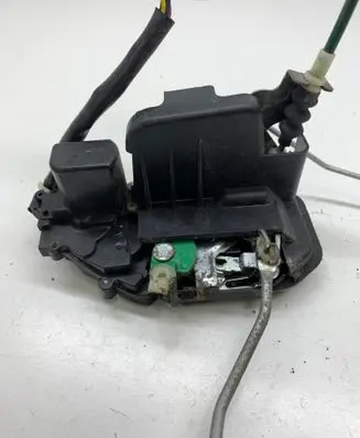 KIA Sorento Front door lock A045777