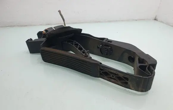 Mercedes-Benz CLS C219 Accelerator throttle pedal A2113000904