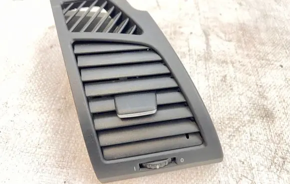 BMW 1 E81 E87 Dash center air vent grill 7059188