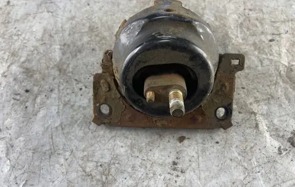 Toyota Land Cruiser (J120) Engine mount bracket