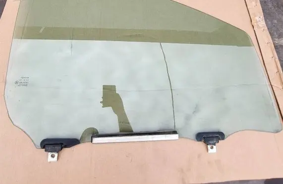 Toyota Yaris Front door window glass four-door 681100D071