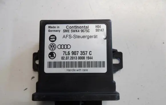 Volkswagen Touareg I Light module LCM 7L6907357C 5WK49675C