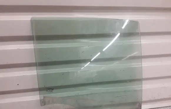 Renault Clio III Rear door window glass 