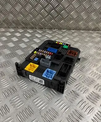 Peugeot 3008 II Fuse module 9830805680