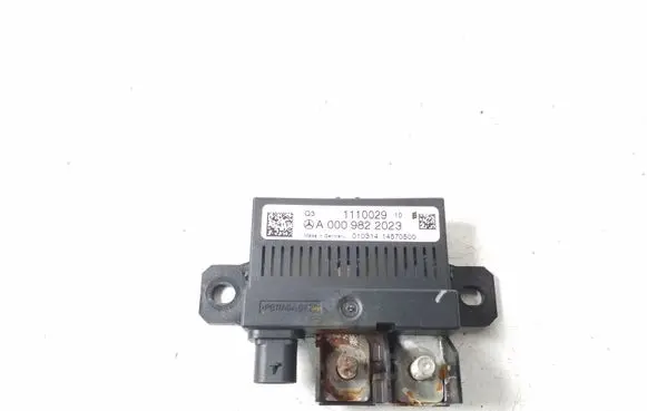 Mercedes-Benz A W176 Charging relay A0009822023