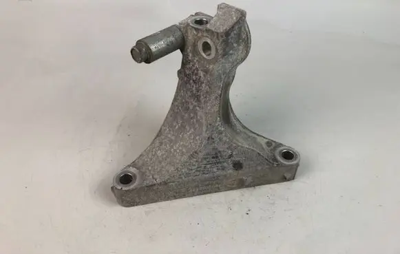 Subaru Legacy Engine mounting bracket