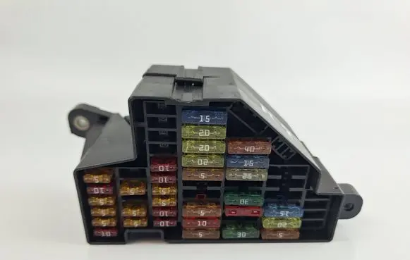 Volkswagen PASSAT B7 Fuse module 3C1941823