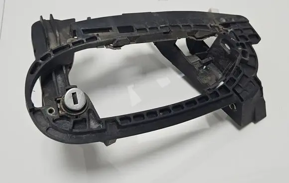 BMW 7 E65 E66 Front door exterior handle/bracket 7013701705