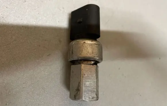 Volkswagen PASSAT B7 Air conditioning (A/C) pressure sensor 1K0959126D