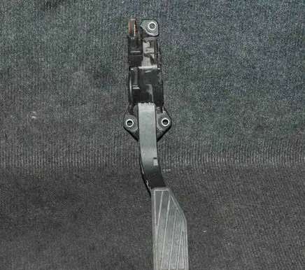 Suzuki Grand Vitara II Accelerator throttle pedal I590065J01
