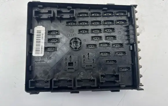 Volkswagen PASSAT B7 Fuse module 3C0937125