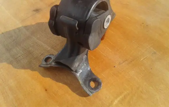 Honda FR-V Engine mount bracket