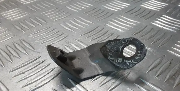 Fender mounting bracket